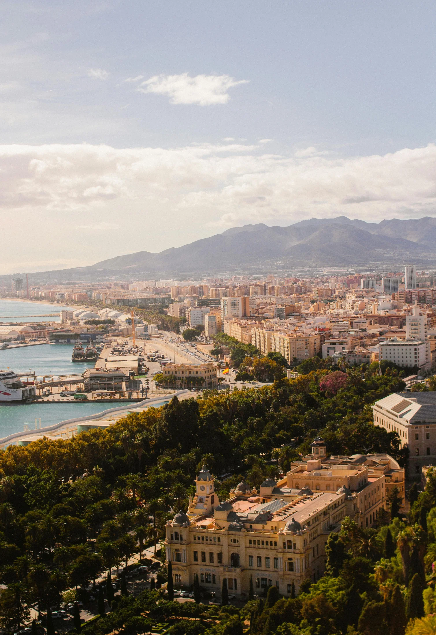 Vista de Málaga capital y su entorno litoral
